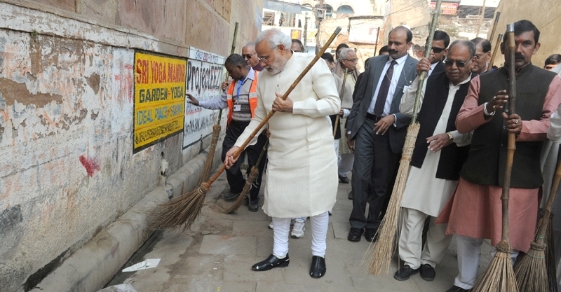 Prime-Minister-Modi-cleaning-Varanasi-during-his-visit