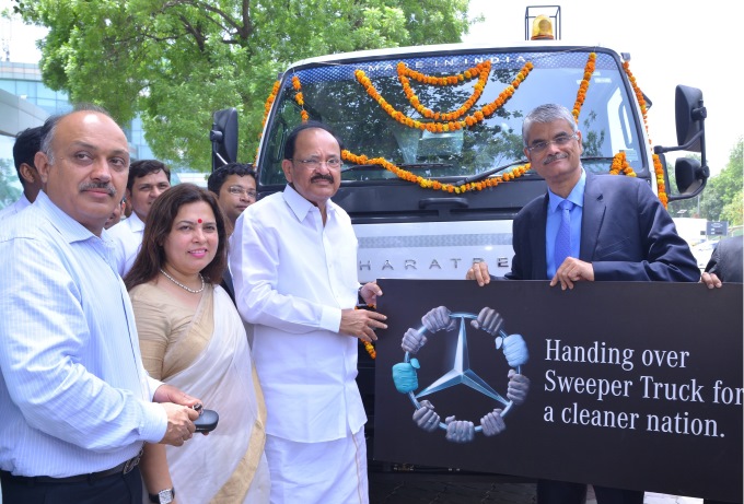 Mercedes-Benz India Donates Road Sweeper Truck to NDMC on WED