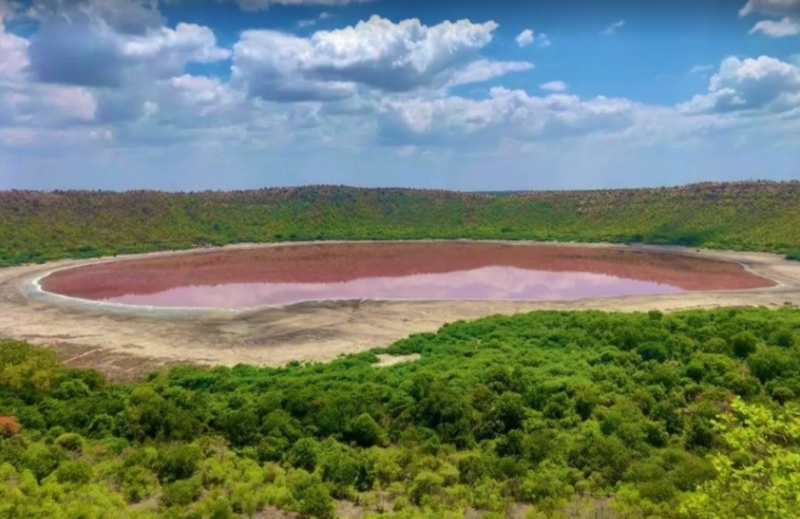 The Mysterious Lonar Lake Has Turned Pink Amidst the Pandemic